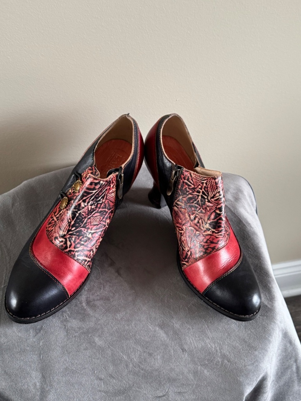 L’Artiste Spring Step Red and Black Shoes - Picture 2 of 6